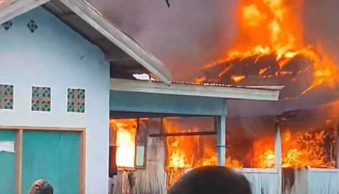 Kebakaran Hebat Hanguskan Rumah Warga di Laulalang, Warga Panik Berhamburan