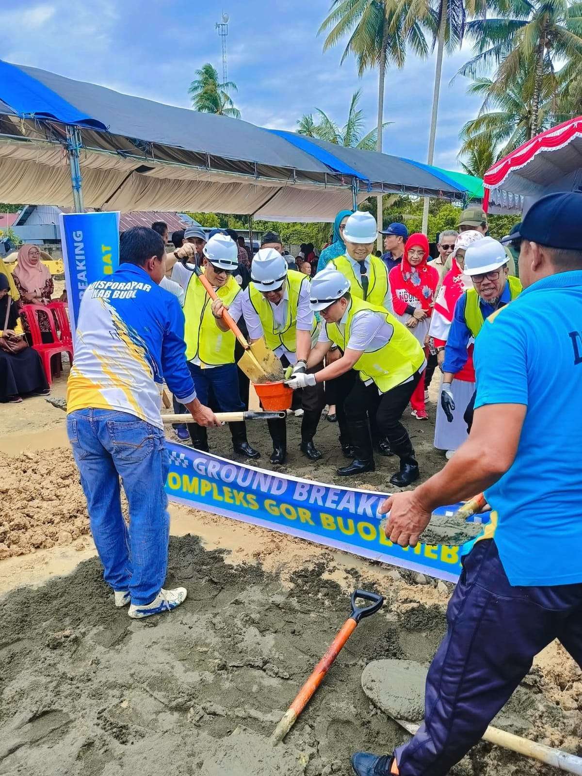 Bupati Buol  Letakkan Batu Pertama Pembangunan GOR Buol Hebat