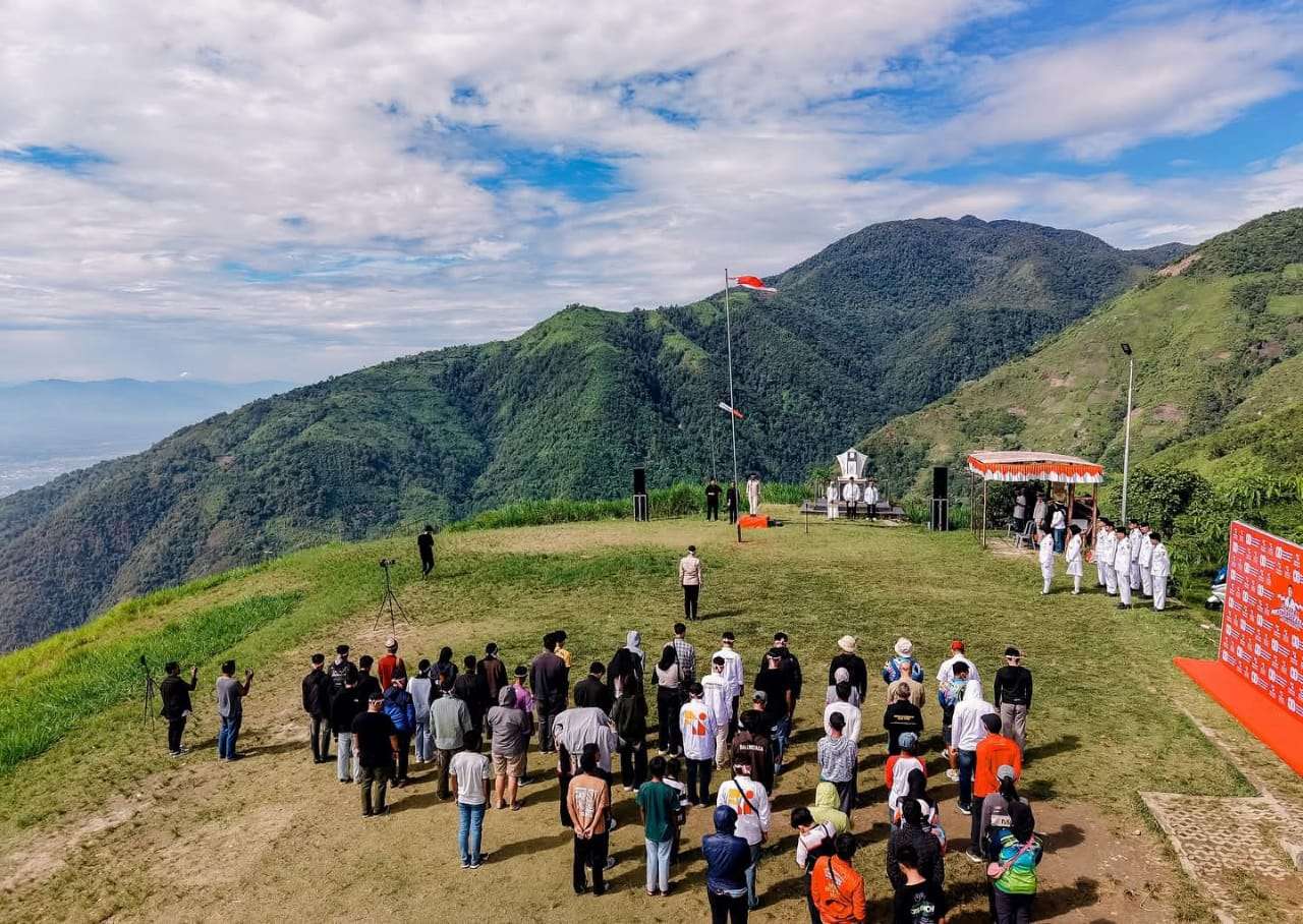 Bendera Merah Putih Di Langit Salena Dengan Paralayang, Momen HUT RI Ke 80