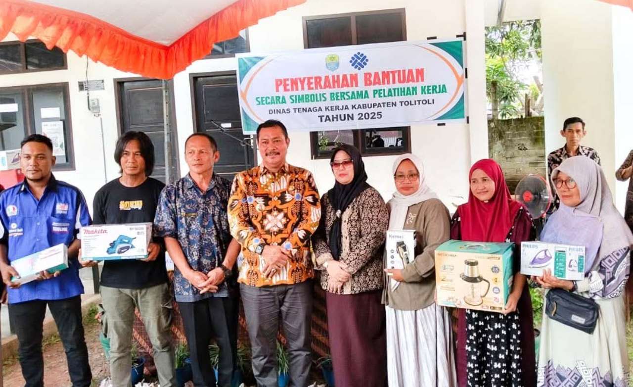 Bupati Tolitoli Serahkan Bantuan Peralatan Kerja, Dorong Kemandirian Ekonomi Warga