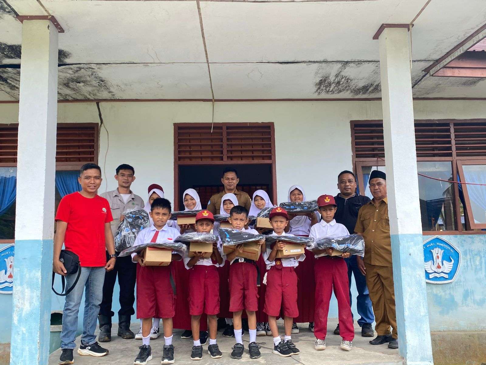 Peduli Pedidikan, Ratusan Sepatu dan Tas Sekolah, dibagikan PT. GNI