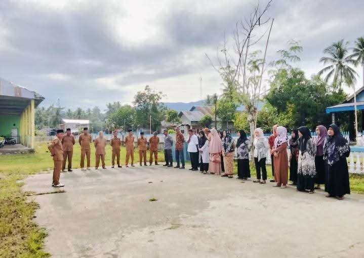 Sekcam Gadung Irwan Usia Pimpin Apel Pagi Aparatur Desa Matinan Sambut Kunjungan PGRI