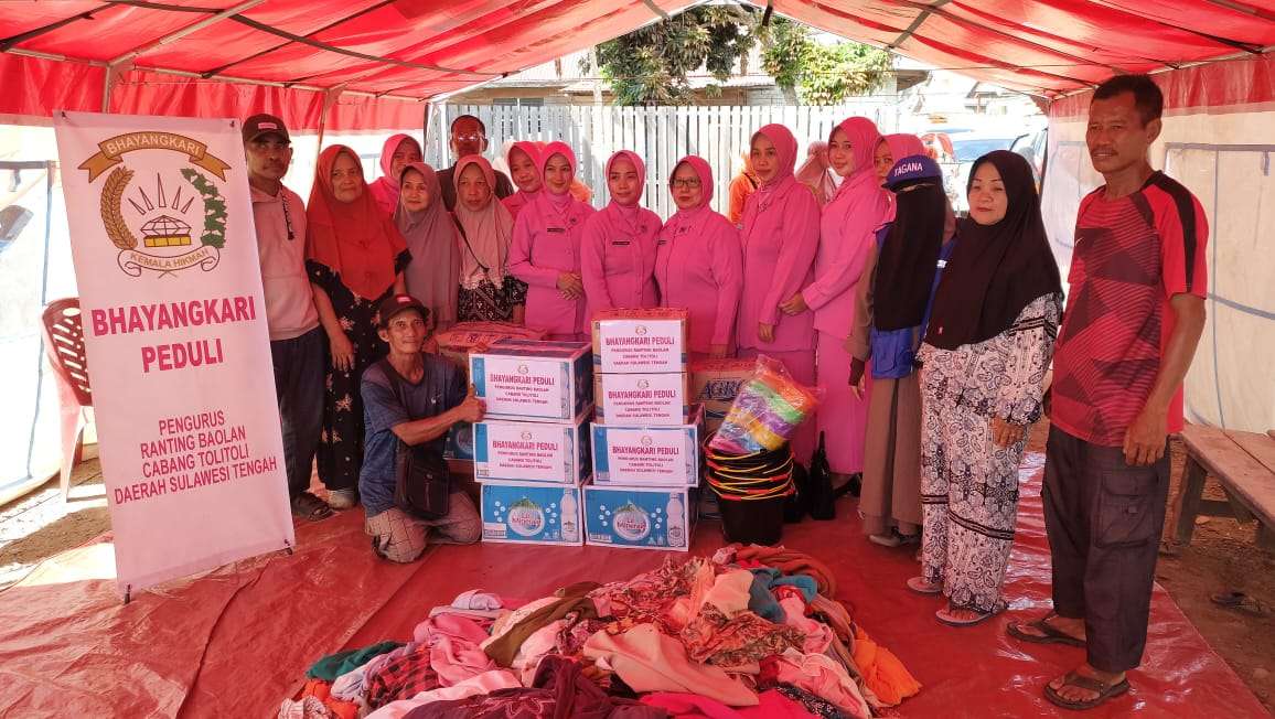 Ranting Bhayangkari Polsek Baolan Salurkan Bansos Akhir Tahun kepada Korban Kebakaran di Nalu