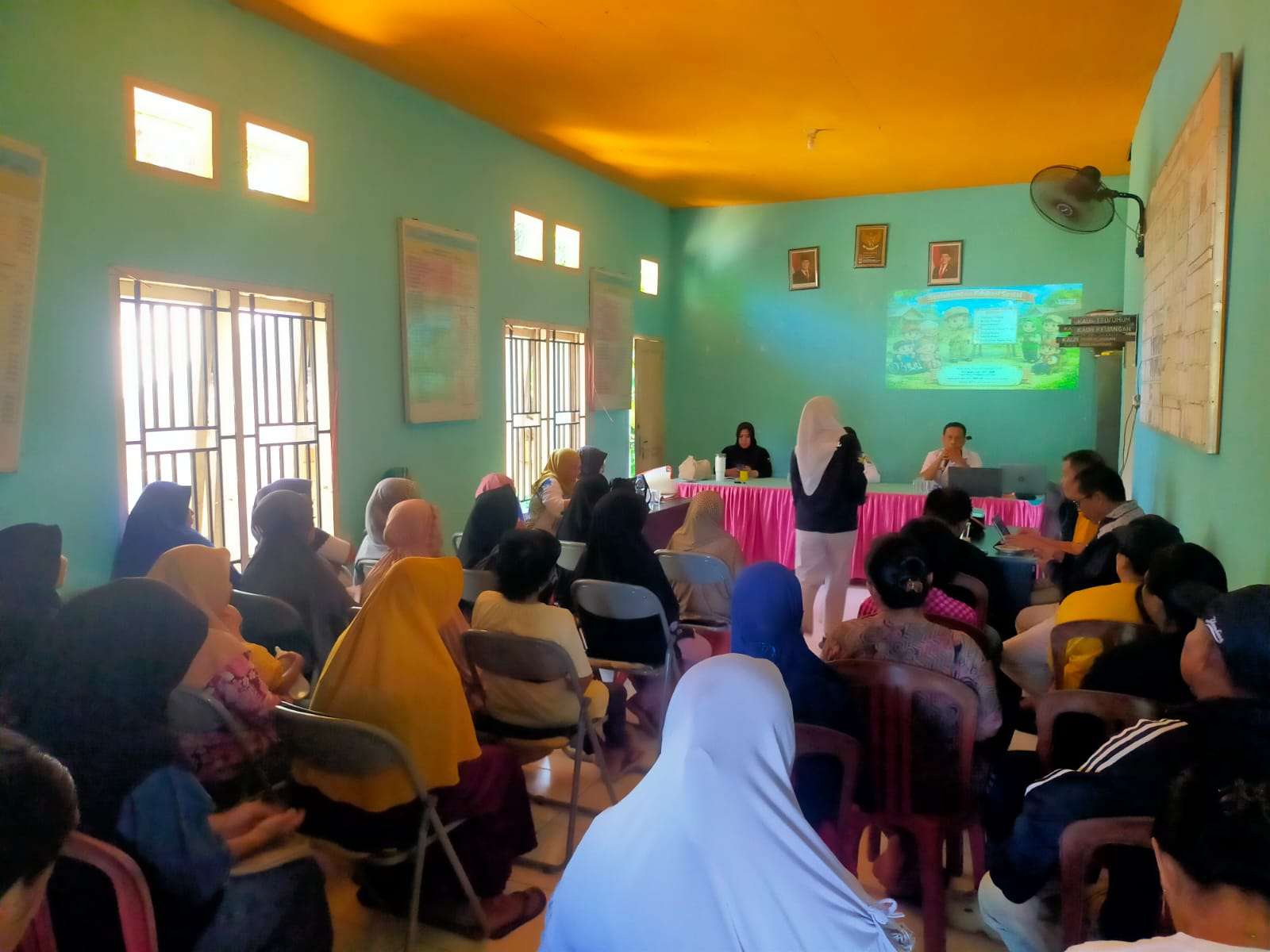 Sosialisasi Bansos di Desa Teluk Jaya, Kades Jelaskan Alasan Banyak Warga Keluar dari Daftar Penerima