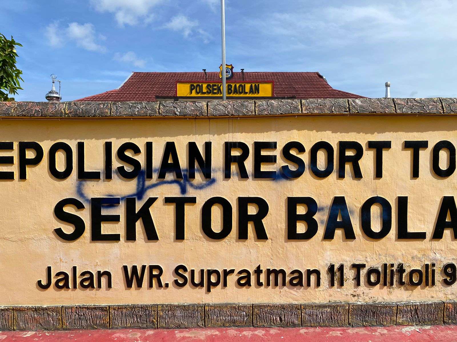 Pelaku Balapan Liar Coret Papan Nama Polsek Baolan, Jamaah Masjid Agung Al Mubarak Minta Polisi Tangkap