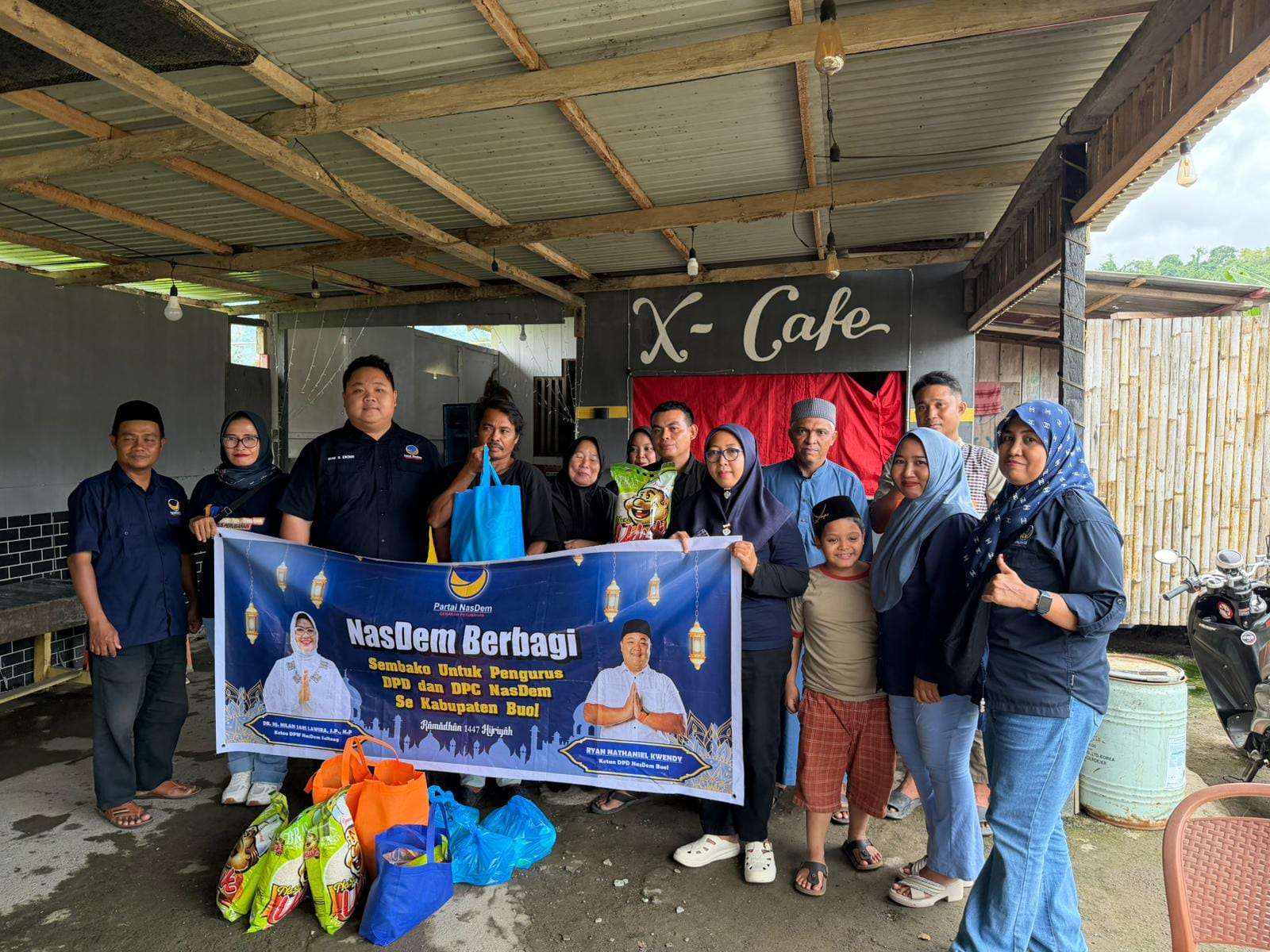 Ketua DPD NasDem Buol Pimpin NasDem Berbagi di Paleleh, Salurkan Sembako untuk Pengurus DPC Dapil II