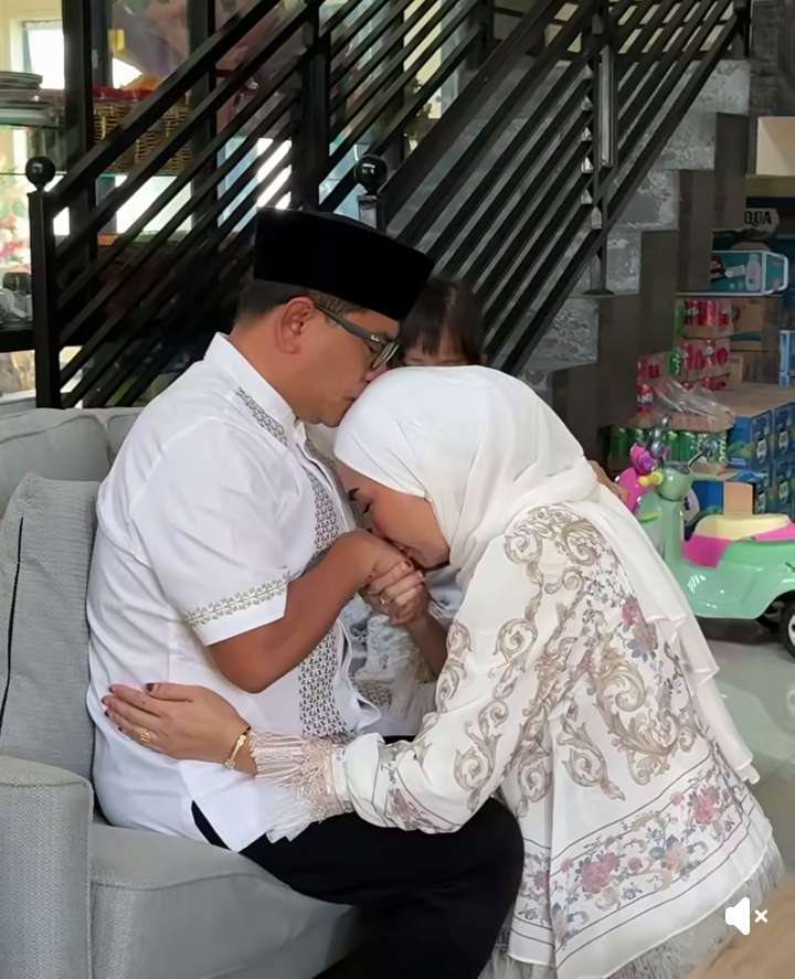 Momen Haru Idulfitri 1447 H, Ketua TP PKK Buol Ny. Shinta Andriani Ningsih Laksanakan Sungkeman kepada Bupati Buol, Sarat Makna Cinta dan Ketulusan