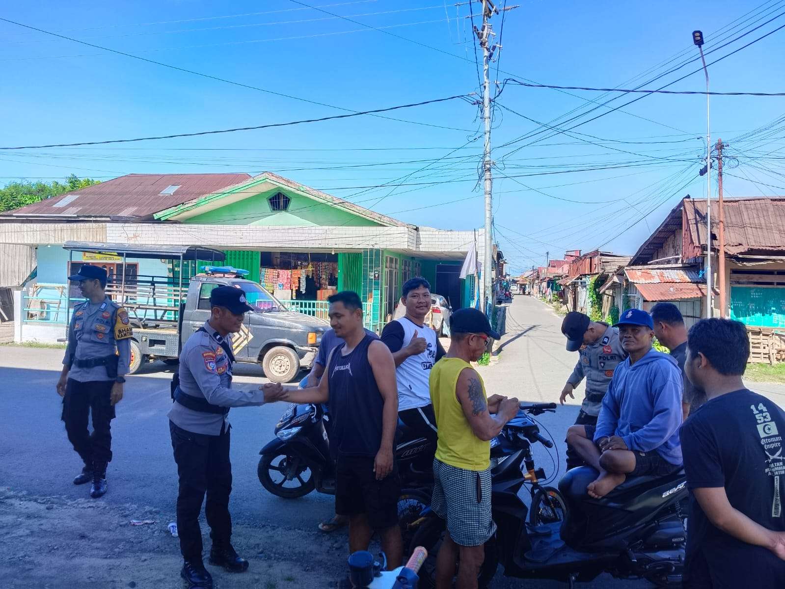 Patroli Dialogis Polsek Baolan Ciptakan Suasana Kondusif di Kawasan Pedagang Plastik pada 1 Muharram 1448 H