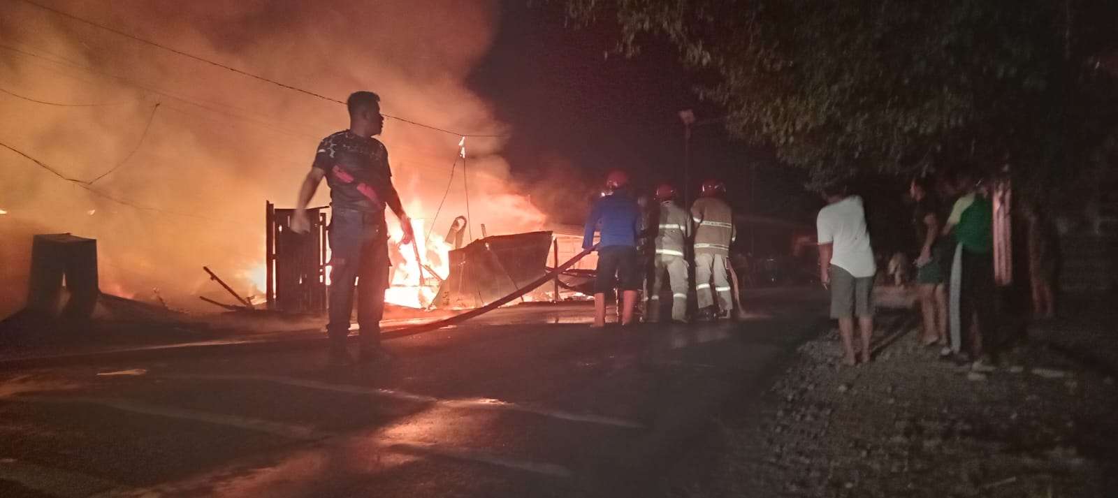Delapan rumah kios dikelurahan Ranononcu dilahap Sijago Merah diduga akibat arus pendek listrik