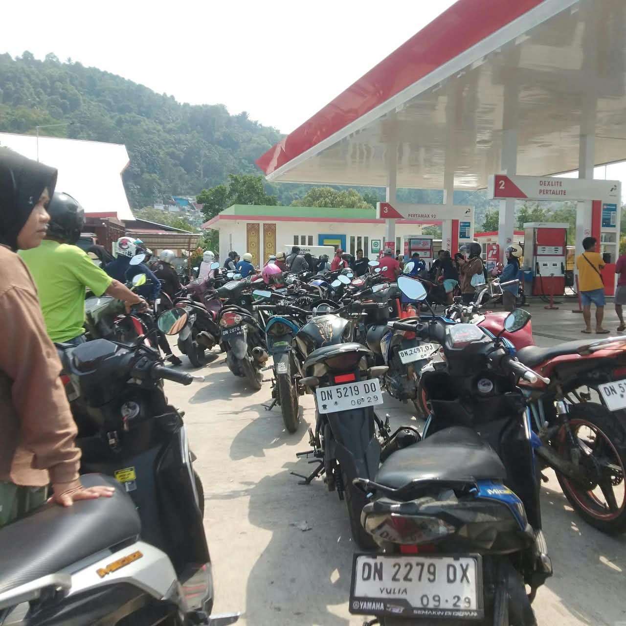 Antrean BBM Mengular di Sejumlah SPBU Tolitoli, Ada Apa?